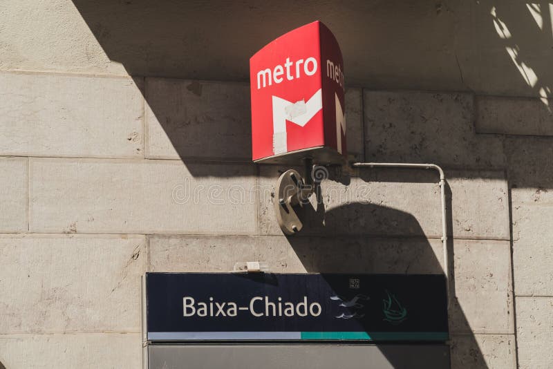 Entrada al metro de Lisboa, Portugal, en la parada de Baixa-Chiado foto de archivo Entrada al metro de Lisboa, Portugal, en la parada de Baixa-Chiado foto de archivo