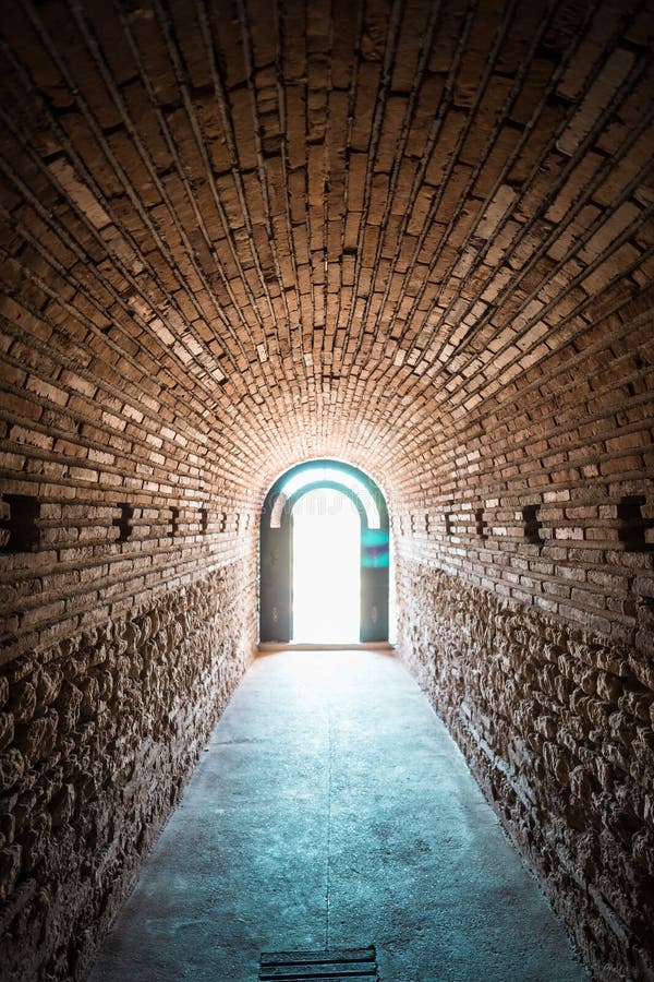 Entrada ao túmulo antigo Heroon de Thracian em Pomorie, Bulgária fotos de stock Entrada ao túmulo antigo Heroon de Thracian em Pomorie, Bulgária fotos de stock