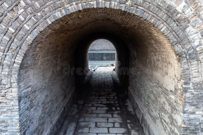 Entrada arqueada nas paredes antigas que protegem a cidade velha de Pingyao, China fotos de stock royalty free Entrada arqueada nas paredes antigas que protegem a cidade velha de Pingyao, China fotos de stock royalty free
