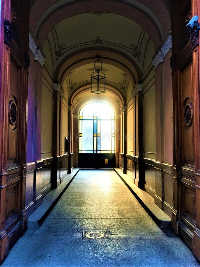 A entrada, a arte, a história e a luz da construção do estilo da liberdade na cidade de Turin, Itália fotos de stock A entrada, a arte, a história e a luz da construção do estilo da liberdade na cidade de Turin, Itália fotos de stock