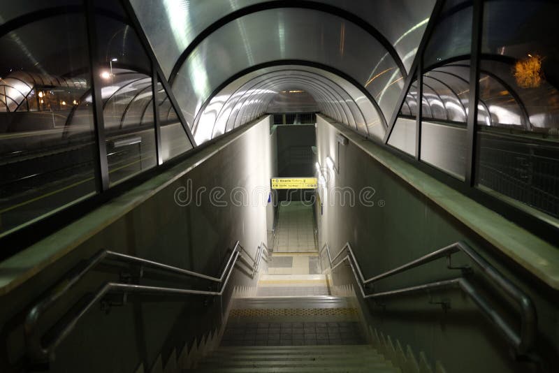 Entrada Para O Subsolo Com Cartaz De Peão. Cantos Rodoviários Na Cidade.  Infraestrutura Urbana. Imagem de Stock - Imagem de sentido, transporte:  202885975