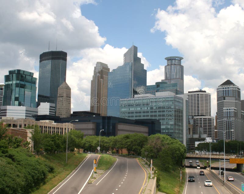 Entrada da autoestrada à cidade de Minneapolis, Minnesota imagem de stock Entrada da autoestrada à cidade de Minneapolis, Minnesota imagem de stock