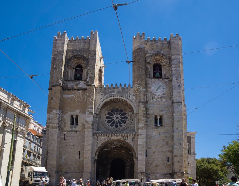 Entrada da catedral de Lisboa no dia de verão fotografia de stock Entrada da catedral de Lisboa no dia de verão fotografia de stock