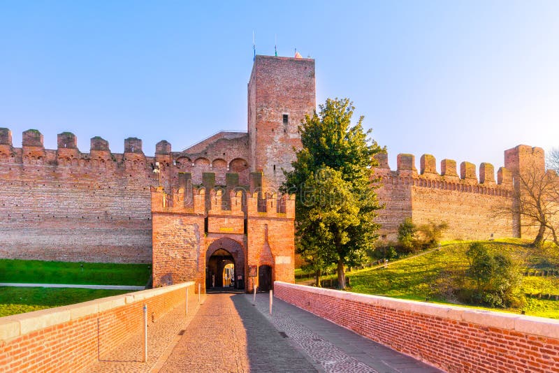 Entrada da cidade de Cittadella, torre e paredes circunvizinhas Pádua, ele imagens de stock Entrada da cidade de Cittadella, torre e paredes circunvizinhas Pádua, ele imagens de stock
