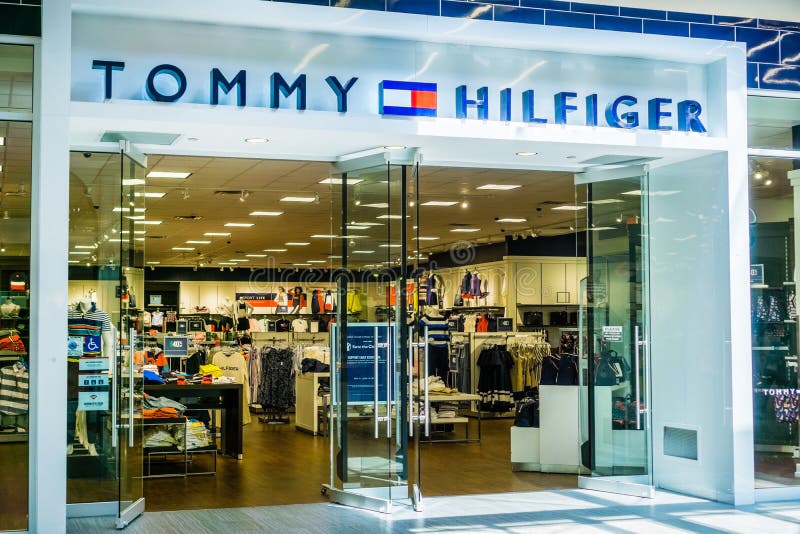 Entrada Da Loja De Tommy Hilfiger Na Grande Alameda Foto de Stock