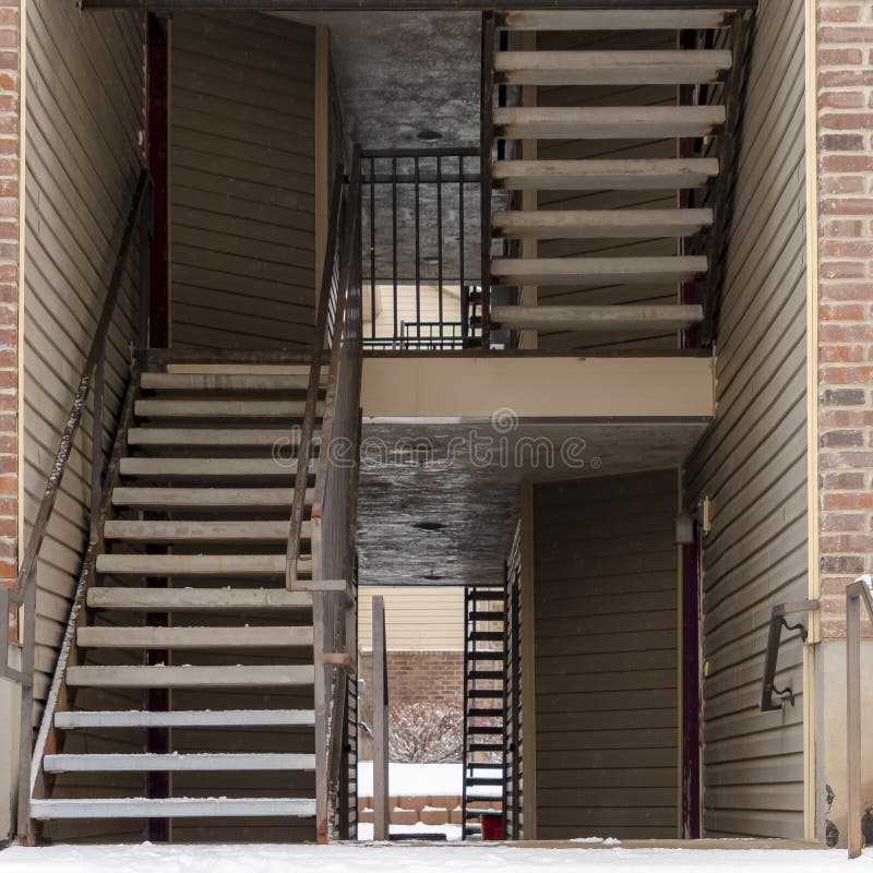 Entrada De Edificio Residencial Cuadrado Con Escaleras Cubiertas De Durante El Invierno Foto de archivo - Imagen exterior, nieve: 171089812