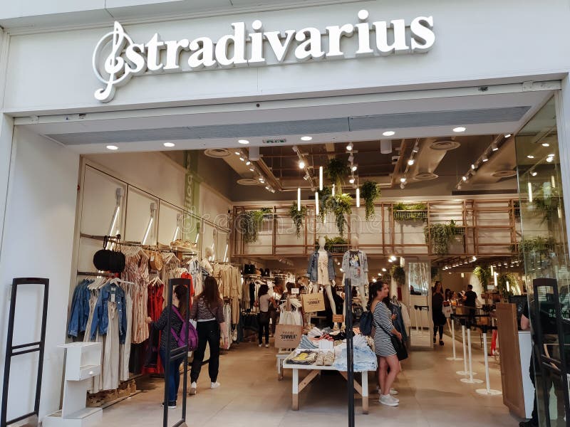 Entrada De La Tienda De La Ropa De La Compañía Stradivarius Inditex Imagen editorial - Imagen de multinacional, ropa: