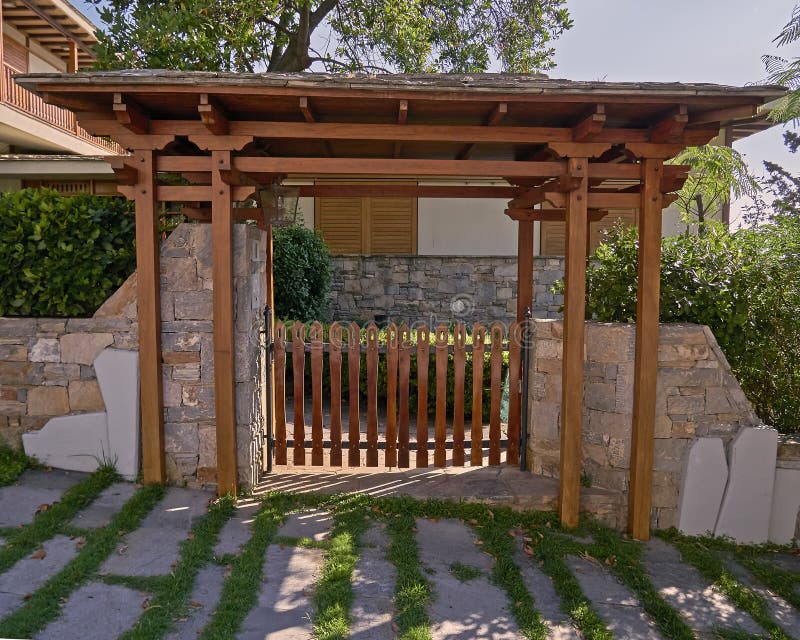 Puerta De Entrada De Madera Vieja Con El Tirador De Puerta Antiguo Foto