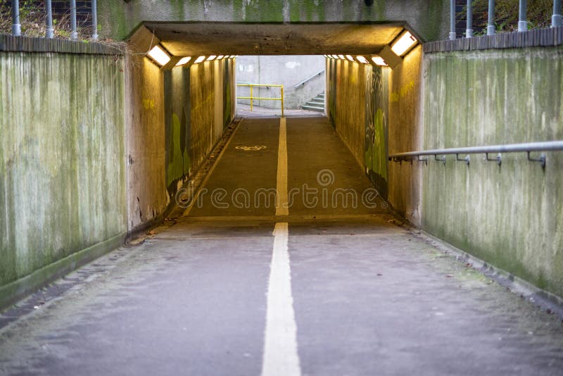 Entrada Para O Subsolo Com Cartaz De Peão. Cantos Rodoviários Na Cidade.  Infraestrutura Urbana. Imagem de Stock - Imagem de sentido, transporte:  202885975