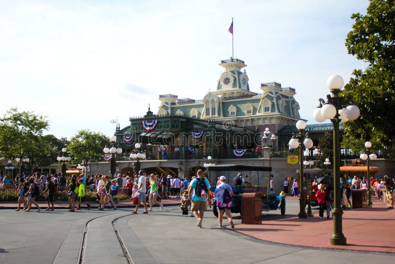 Entrada De Walt Disney World Magic Kingdom Com Visitantes Foto