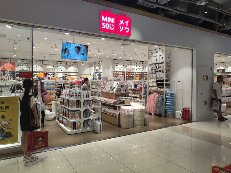 Entrada Del Escaparate a Tienda MINISO Fotografía editorial - Imagen de japonés, 152764982