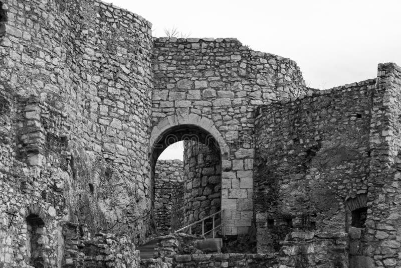 Entrada do arco e ruínas de pedra de desintegração do castelo imagem de stock Entrada do arco e ruínas de pedra de desintegração do castelo imagem de stock