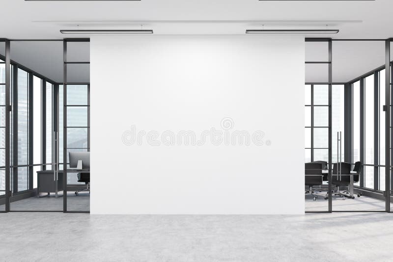 Entrada do escritório com uma grande parede branca e duas salas de reunião