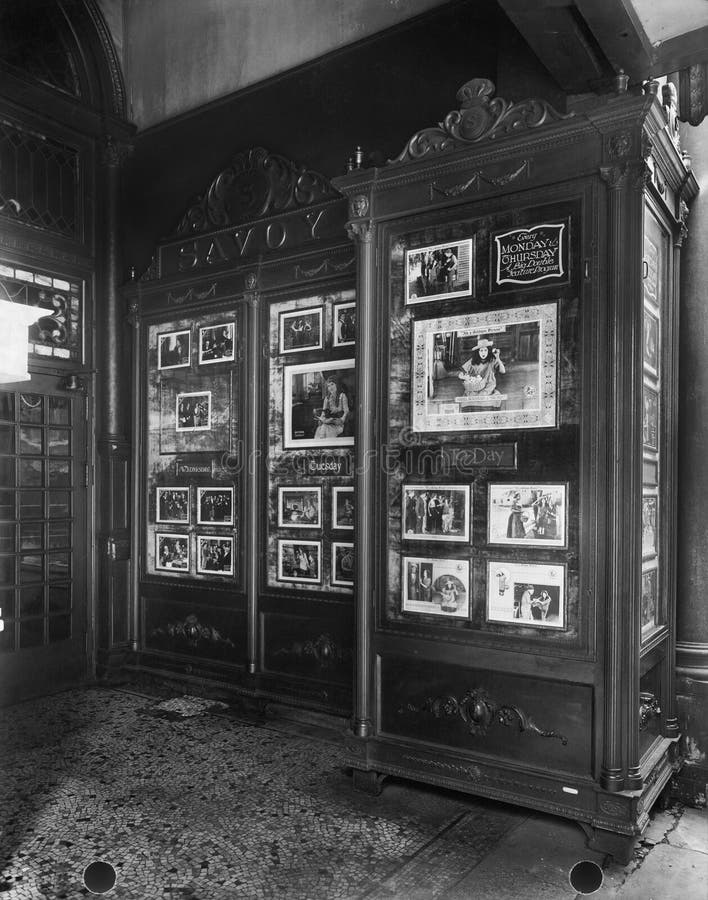 Entrada do teatro de filme (todas as pessoas descritas não são umas vivas mais longo e nenhuma propriedade existe Garantias do fo fotografia de stock Entrada do teatro de filme (todas as pessoas descritas não são umas vivas mais longo e nenhuma propriedade existe Garantias do fo fotografia de stock