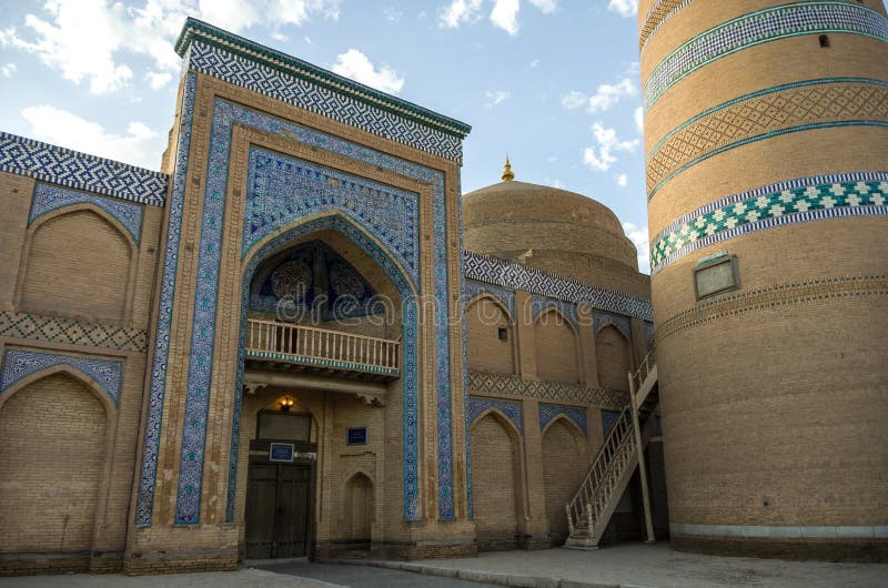 Entrada en el complejo de Islom Xoja en la ciudad de Khiva imagenes de archivo Entrada en el complejo de Islom Xoja en la ciudad de Khiva imagenes de archivo