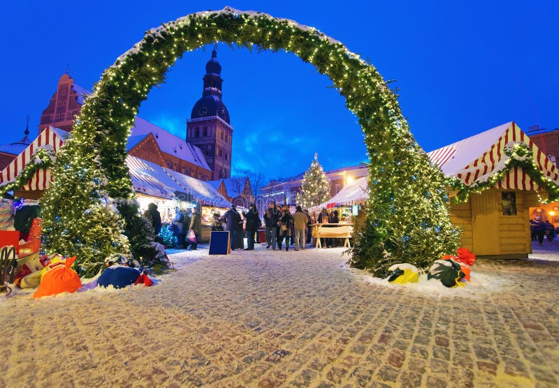 Entrada hermosa al mercado de la Navidad en Riga imagen de archivo libre de regalías Entrada hermosa al mercado de la Navidad en Riga imagen de archivo libre de regalías