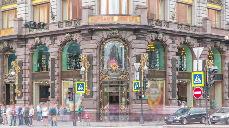 Entrada a la casa de cantantes en el horario de saint petersburg.