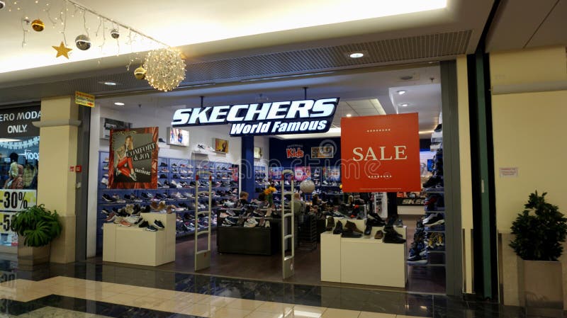 Entrada a La Tienda Skechers, La Cadena De Tiendas Estadounidenses Para La Venta De Zapatos, Zapatillas Y Equipos Deportivos, Dur de archivo editorial - de manera, calzado: