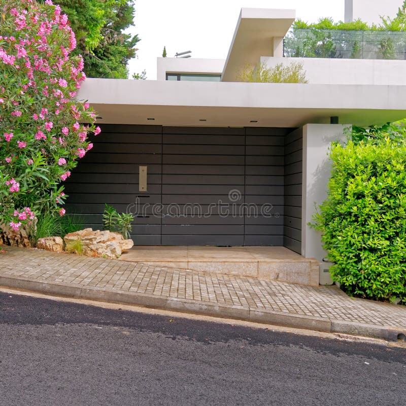 Entrada Moderna Da Casa De Luxo Pela Calçada Foto de Stock - Imagem de  parede, residencial: 206374032