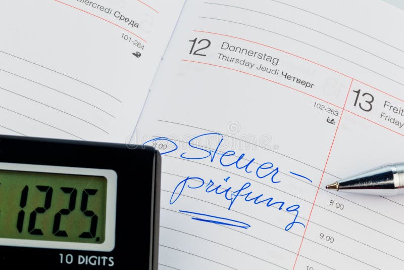 Entrada no calendário: exame oficial dos livros contábeis de imposto imagens de stock royalty free Entrada no calendário: exame oficial dos livros contábeis de imposto imagens de stock royalty free