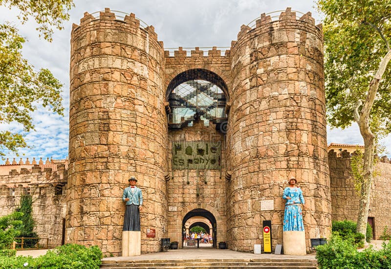 Entrada principal da vila de Poble Espanyol, Barcelona, Catalonia, S foto de stock Entrada principal da vila de Poble Espanyol, Barcelona, Catalonia, S foto de stock
