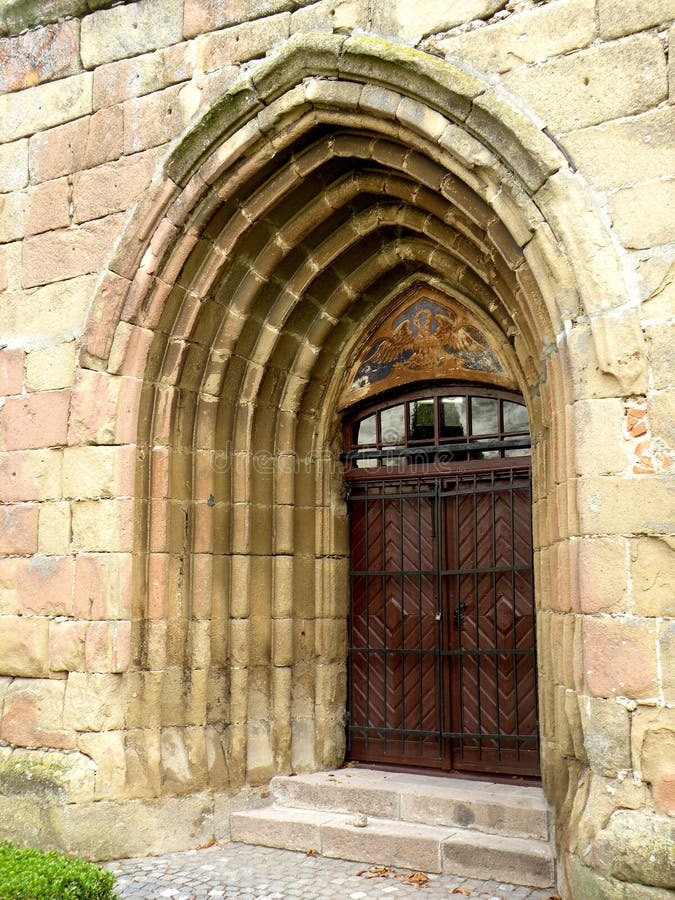 Entrada secundária da igreja fortificada medieval Harman (Honigsberg) fotos de stock royalty free Entrada secundária da igreja fortificada medieval Harman (Honigsberg) fotos de stock royalty free
