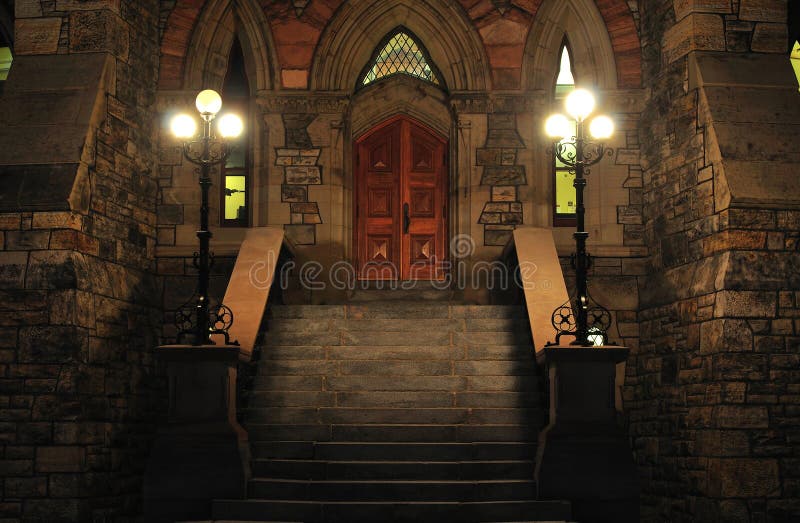 Entrada de tijolo antigo para um edifício à noite imagem de stock