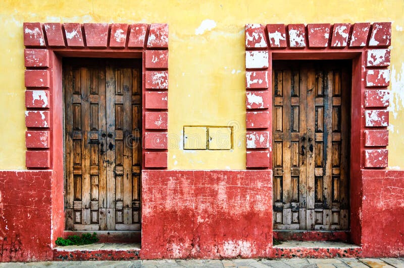 Entradas de madera en San Cristobal de Las Casas, México imagen de archivo Entradas de madera en San Cristobal de Las Casas, México imagen de archivo