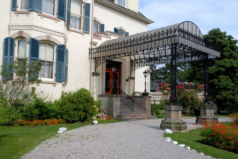 Dosel de entrada Canopy de lujo y calzada circular de una antigua