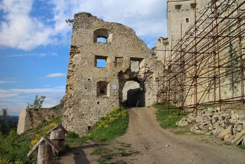 Vstup do hradu Lietava, okres Žilina