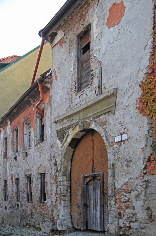 Vchod do rozpadnutej budovy na Kapitulskej ulici v Bratislave