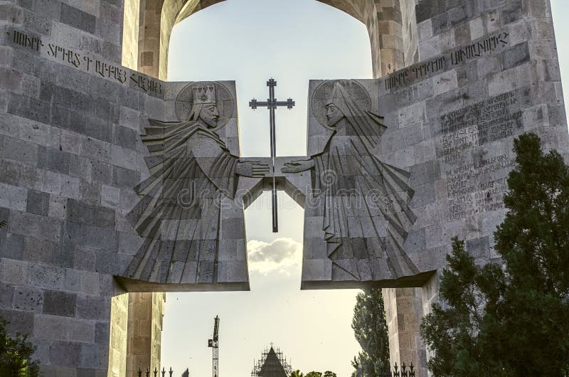 Entrata al monastero di Echmiadzin con l'altare all'aperto fotografia stock Entrata al monastero di Echmiadzin con l'altare all'aperto fotografia stock