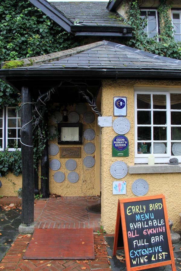 Entrata anteriore del ristorante famoso delle oche selvatiche, vincitore di molti premi per alimento e servizio, Adare, Irlanda, immagini stock libere da diritti Entrata anteriore del ristorante famoso delle oche selvatiche, vincitore di molti premi per alimento e servizio, Adare, Irlanda, immagini stock libere da diritti