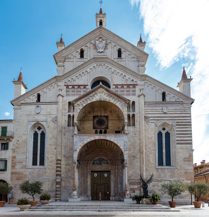 Entrata anteriore di una chiesa di pietra storica fotografia stock libera da diritti Entrata anteriore di una chiesa di pietra storica fotografia stock libera da diritti