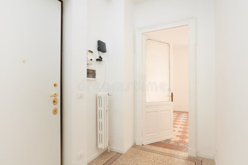 Entrata bianca e vuota nell'interno rinnovato dell'appartamento fotografie stock Entrata bianca e vuota nell'interno rinnovato dell'appartamento fotografie stock