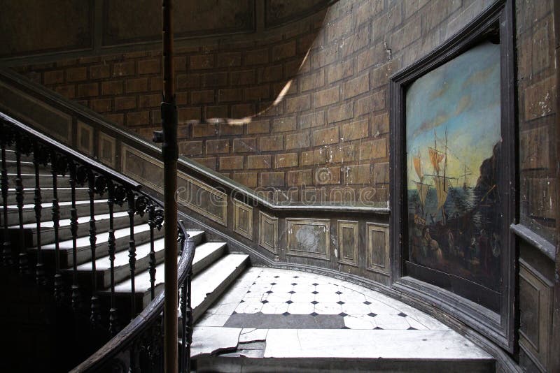 Entrata di vecchia casa del diciannovesimo secolo con pittura su una parete e su una scala d'annata fotografia stock libera da diritti Entrata di vecchia casa del diciannovesimo secolo con pittura su una parete e su una scala d'annata fotografia stock libera da diritti