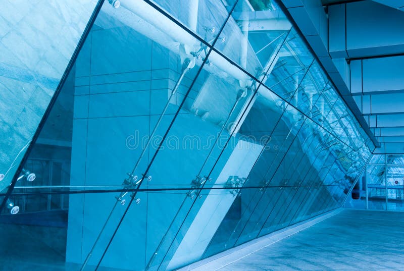 Entrata di vetro a costruzione moderna