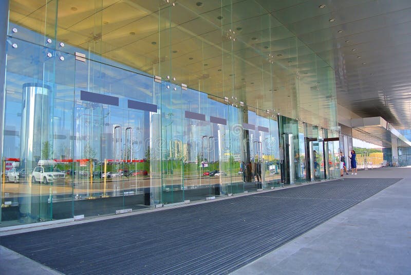 Entrata di vetro moderna alla costruzione a Mosca