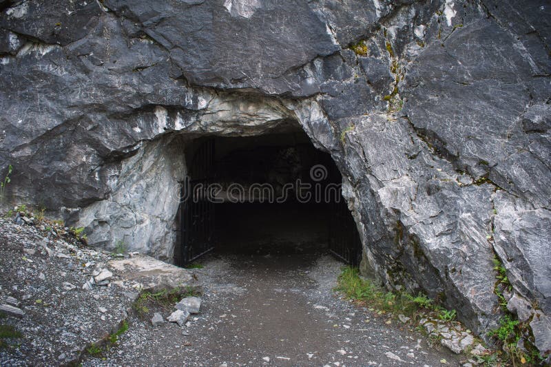 Entrata nella grotta oscura