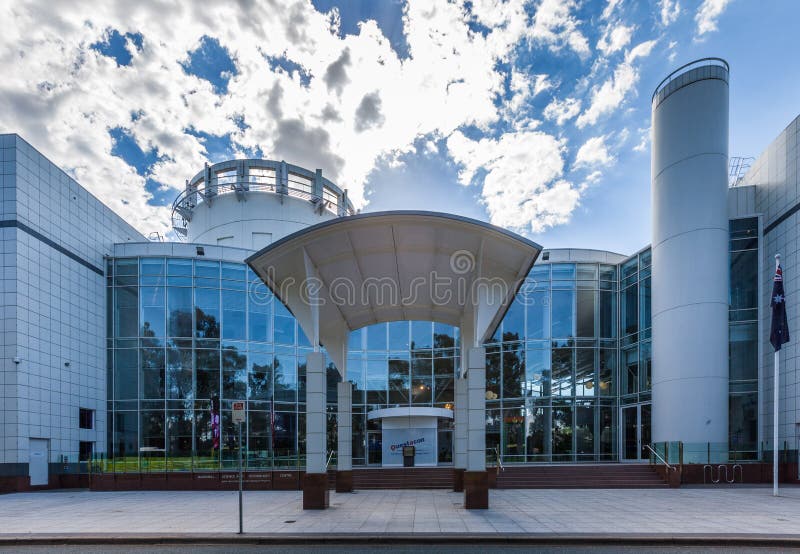 Entrata principale al Questacon a Canberra immagine stock Entrata principale al Questacon a Canberra immagine stock