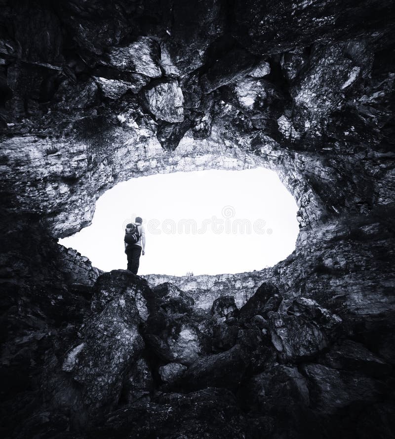 Entrata surreale della caverna fotografia stock Entrata surreale della caverna fotografia stock