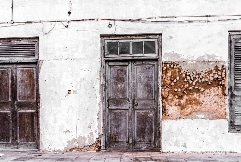 Entrate principali di legno stagionate su una via della città di pietra immagini stock libere da diritti Entrate principali di legno stagionate su una via della città di pietra immagini stock libere da diritti