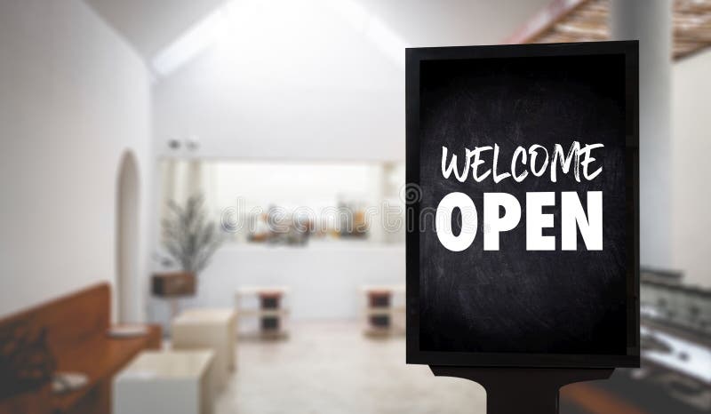 Entrate wersquo re openrsquo su cameriere del caffè in piedi di fronte al cartello catadiottrico della caffetteria fotografia stock libera da diritti