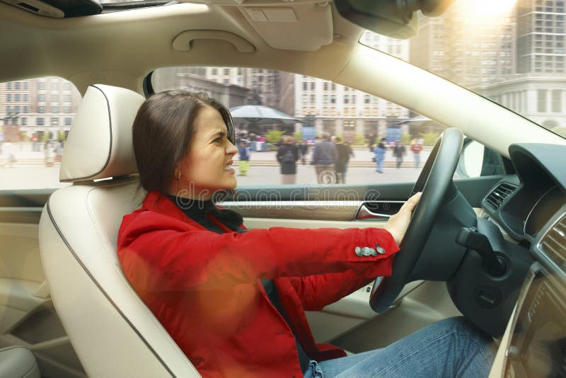 Entraînement autour de la ville Jeune femme attirante conduisant une voiture photo stock Entraînement autour de la ville Jeune femme attirante conduisant une voiture photo stock