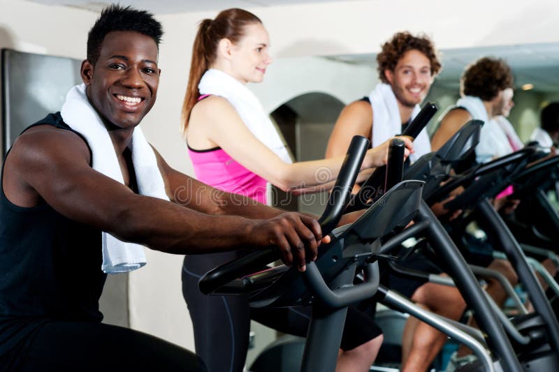 Entraîneur de gymnase s'exerçant avec ses stagiaires image stock Entraîneur de gymnase s'exerçant avec ses stagiaires image stock