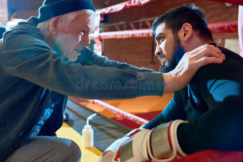 Entraîneur supérieur Motivating Young Fighter photos libres de droits Entraîneur supérieur Motivating Young Fighter photos libres de droits