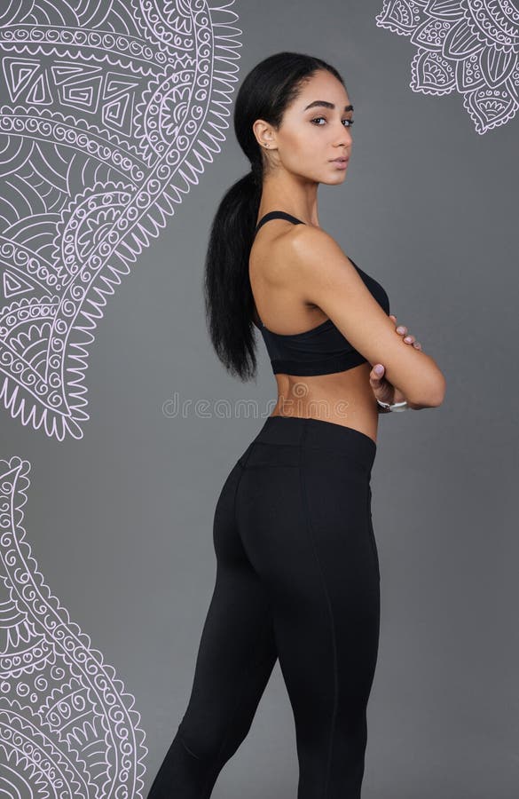 Entraîneur sérieux strict de sports semblant sûr tout en seul se tenant image libre de droits Entraîneur sérieux strict de sports semblant sûr tout en seul se tenant image libre de droits