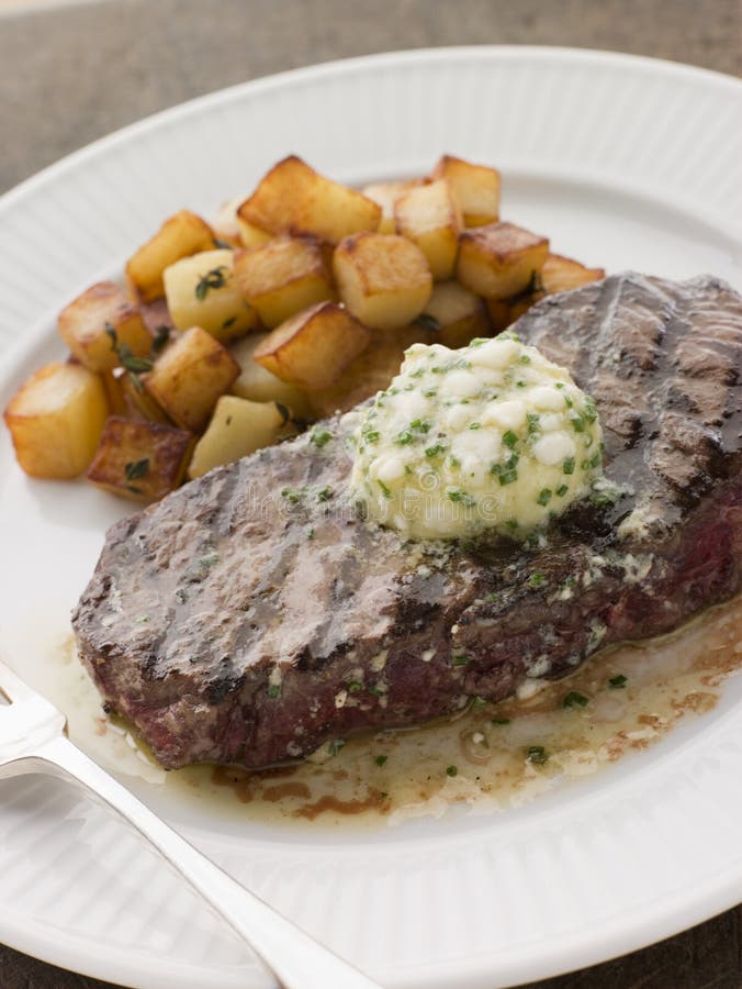 Entrecote de Beouf'con il burro del roquefort fotografia stock libera da diritti Entrecote de Beouf'con il burro del roquefort fotografia stock libera da diritti