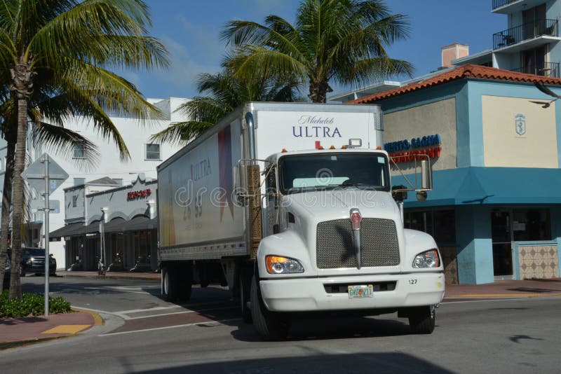 Entrega De Camiones En La Playa De Miami Del Sur Temprano Por La Mañana  Imagen de archivo editorial - Imagen de avenida, alimentador: 241402304