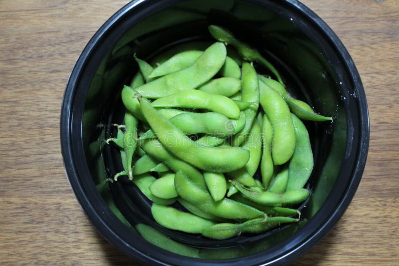 Entrega de comida: edamame cozido em Tóquio, Japão imagens de stock
